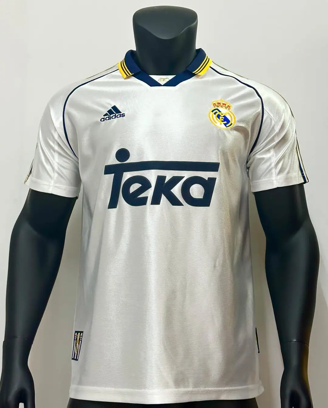 Real Madrid 1998/2000 Home Retro Jersey, front